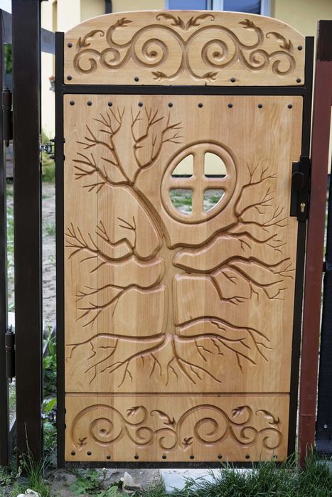 Furtka drewniana rzeźbiona