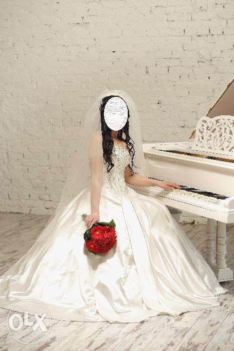 Шикарна весільна сукня