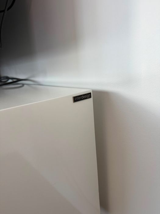 Móvel TV Interdesign – Lacado Branco e Aço Inox
