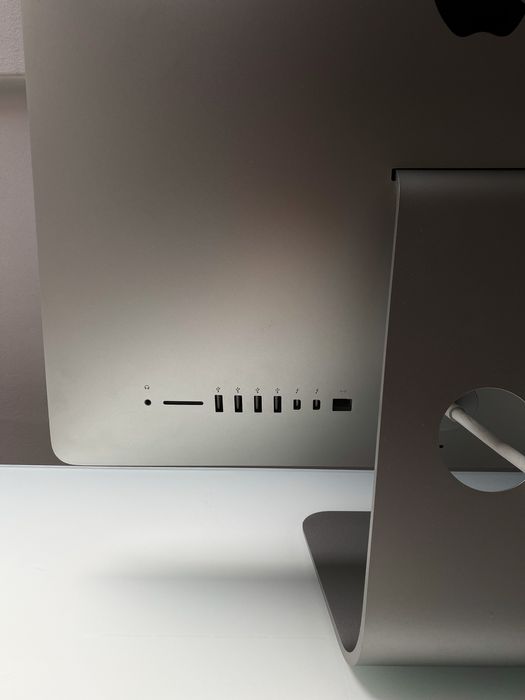 Apple iMac z 21.5-calowym ekranem z podświetleniem LED