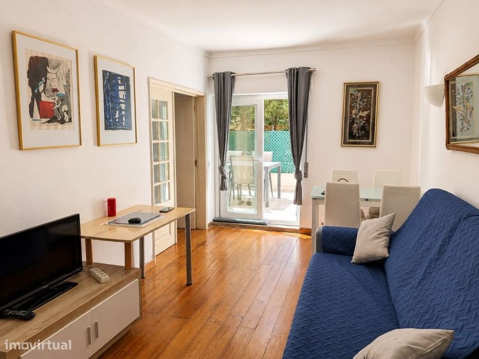 Apartamento com Terraço no Estoril | Luminoso e Localização Premium