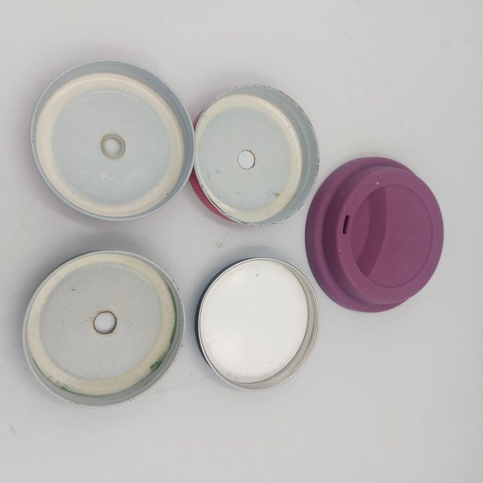 Nakrętki do słoików z dziurką