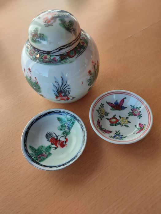 Pote e pequenas taças em porcelana de Macau.