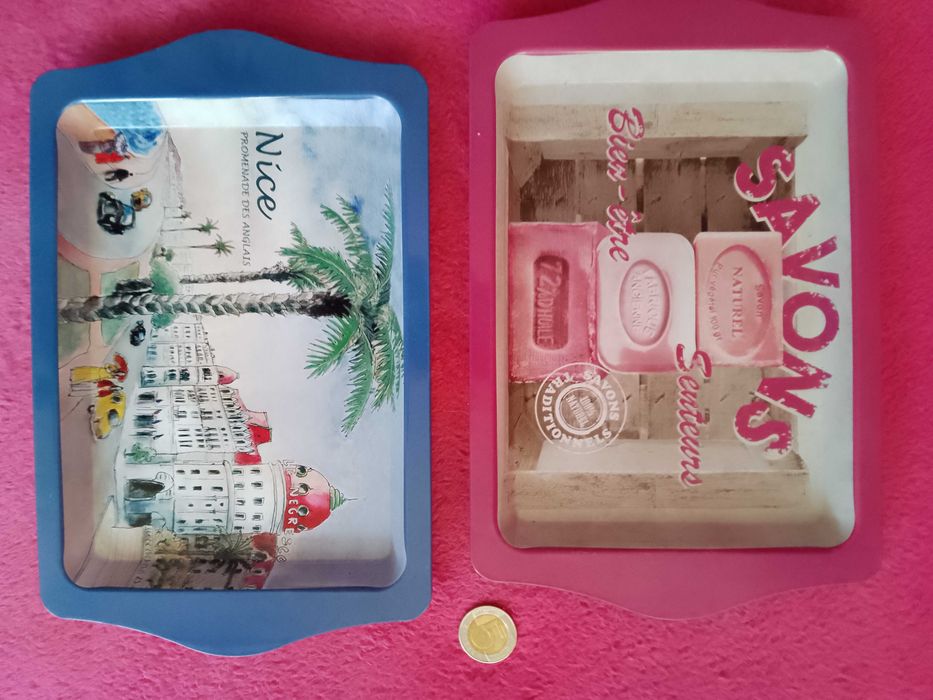 Komplet dekoracyjne tacki vintage na perfumy, mydełka