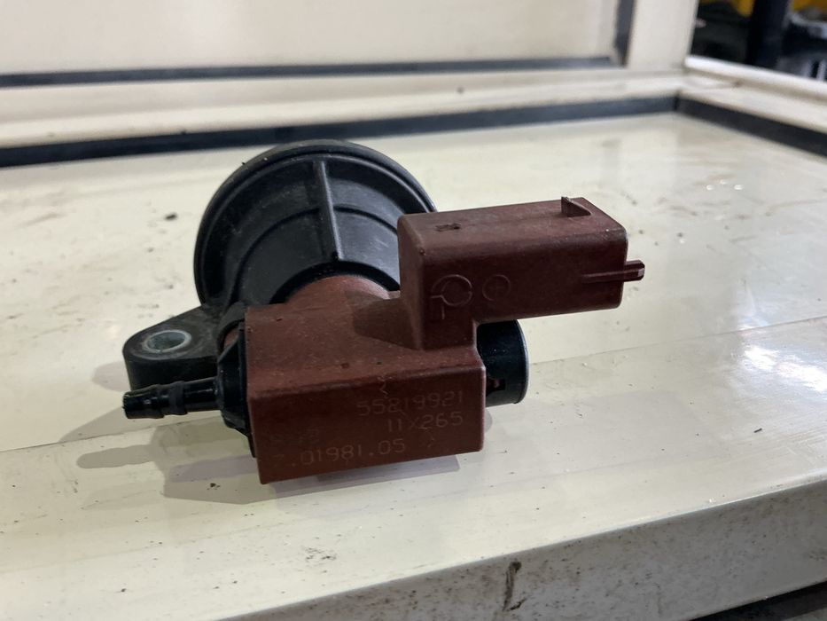 eletroválvula de vácuo do sistema EGR do Opel Corsa D 1.3