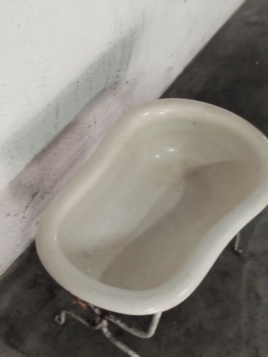 Bidé antigo co suporte