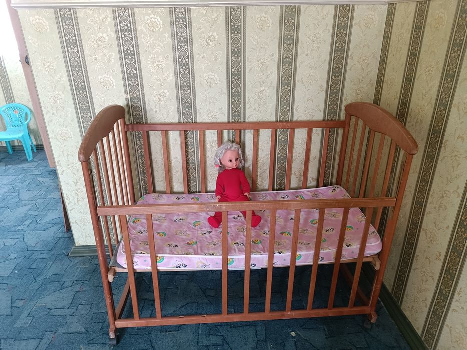 Дитяче ліжко та інші меблі