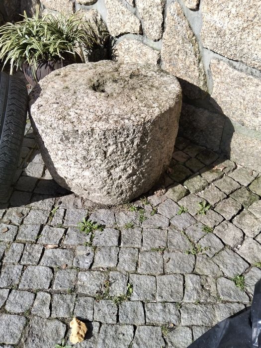 Várias pias em pedra