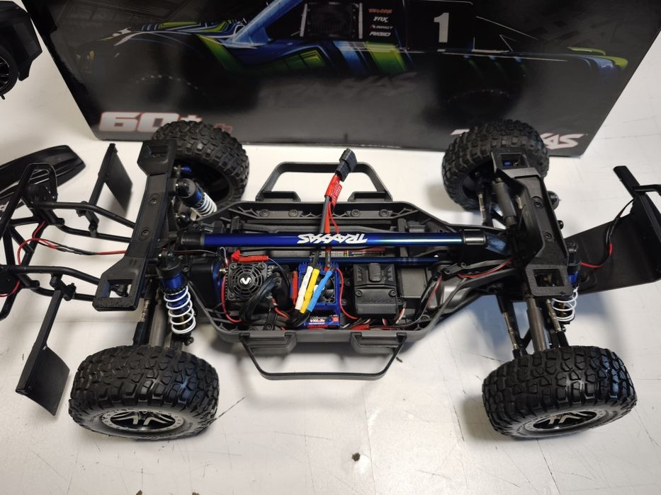 Traxxas Slash Ultimate 68277-4 z dodatkami