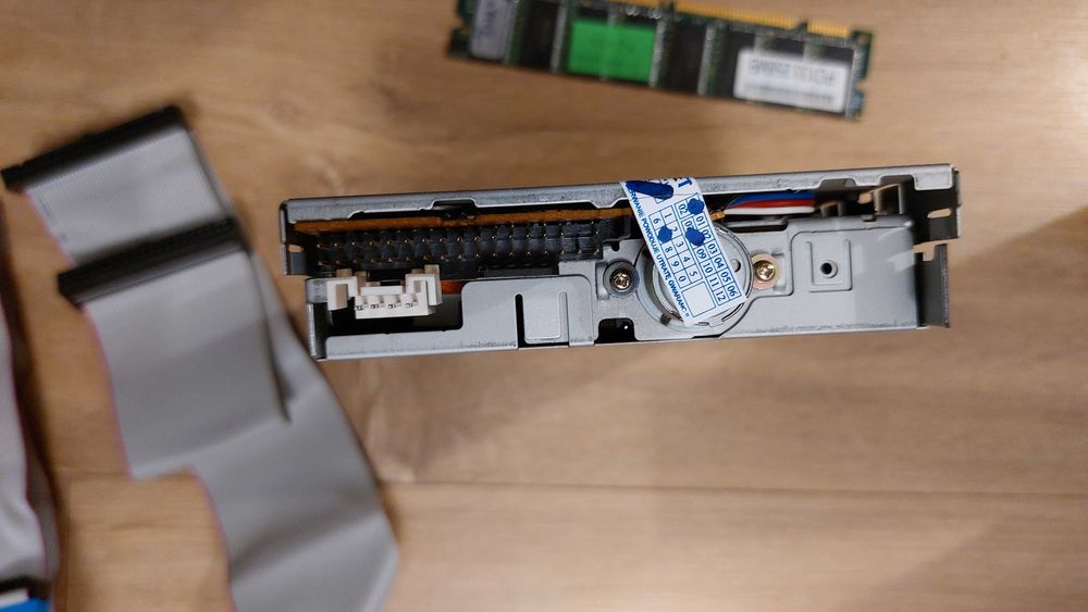 Stacja dyskietek napęd cd-rom pamięć ram zasilacz taśmy