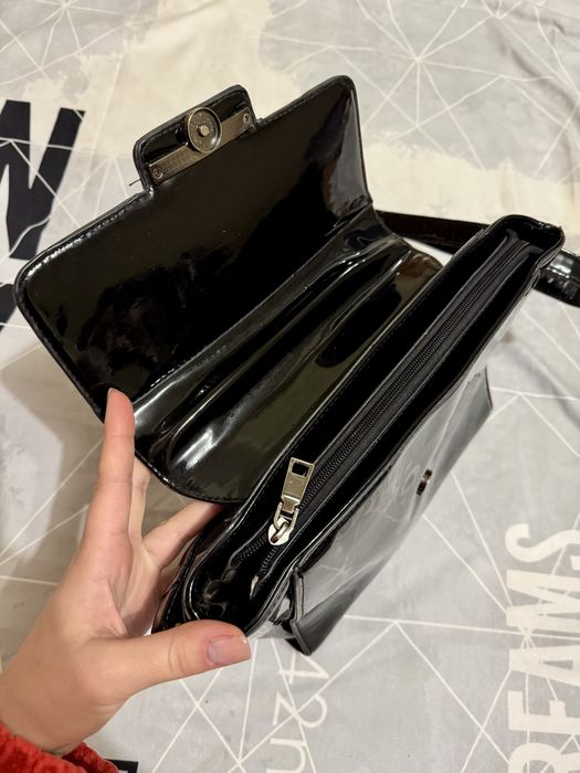 Жіноча чорна лакова сумочка