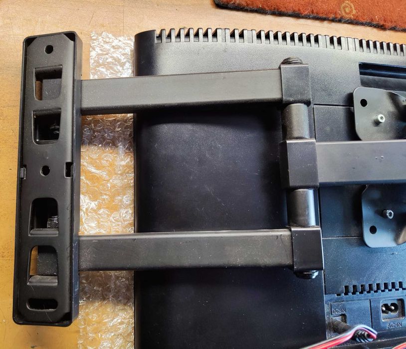 Telewizor do kampera przyczepy 12V 19" GRUNDIG z wieszakiem pilot