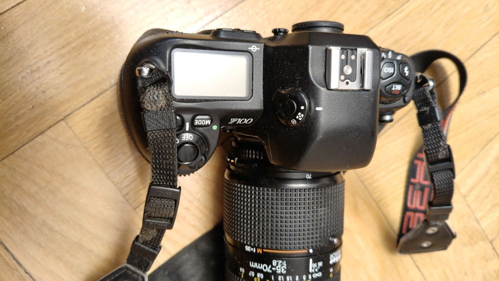 Nikon F100 + battery pack