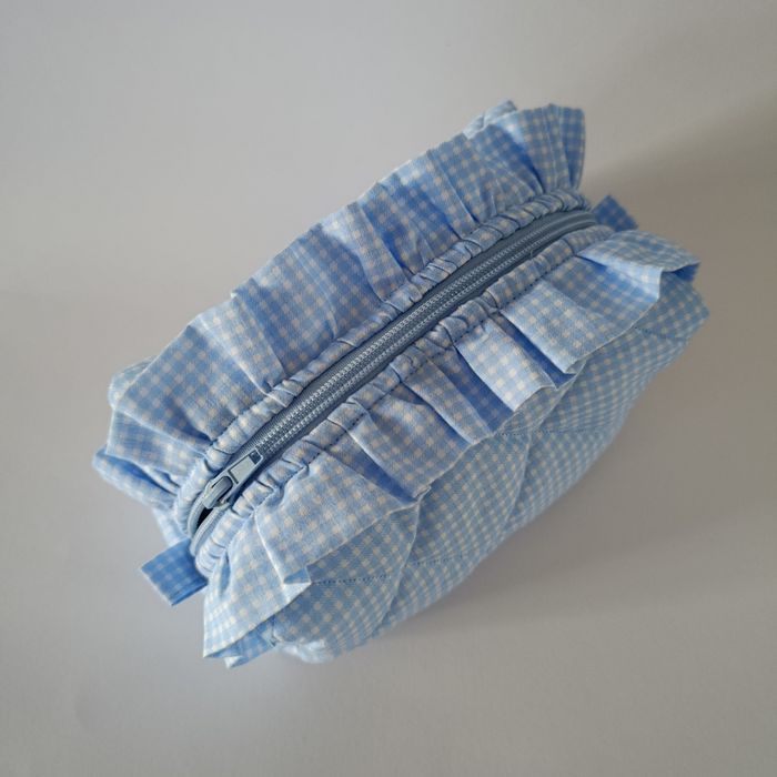 Pikowana kosmetyczna handmade z falbanką / Bawełniany organizer coquette