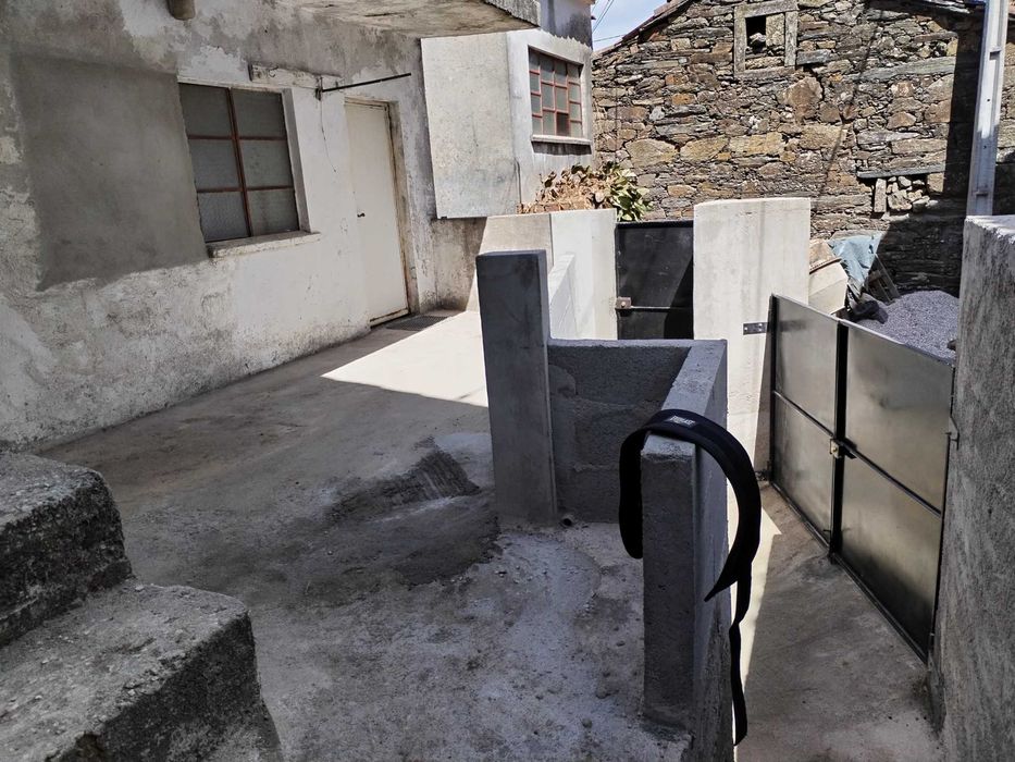 Casa bem cituada vista original com varanda e churrasqueira s