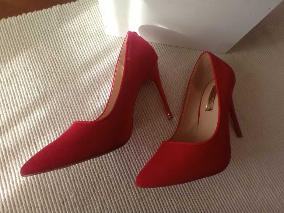 Sapatos lindos vermelhos camurça estiletes 38 novos