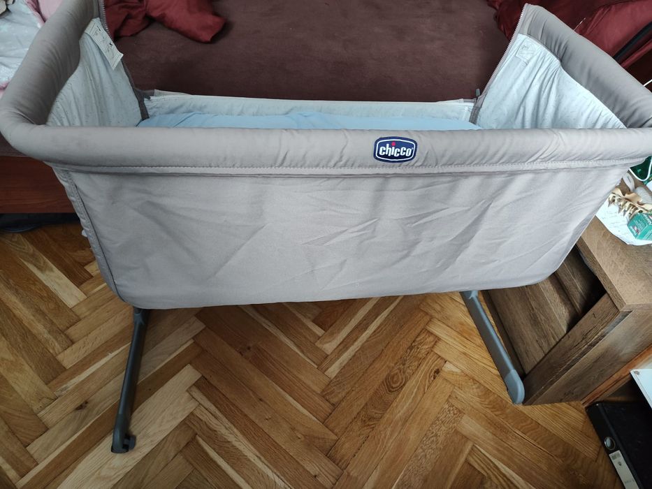 Dostawka niemowlęca Chicco Next2Me Essential w kolorze brązowym/taupe.