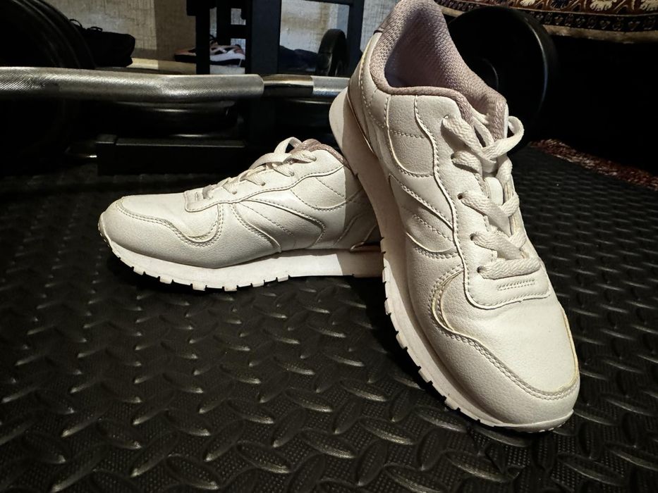 Женские кроссовки