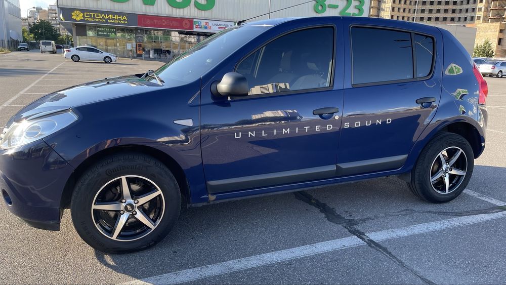 Автомобіль Dacia Sandero