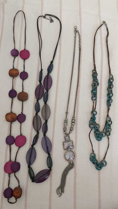 Brincos e colares, vários modelos