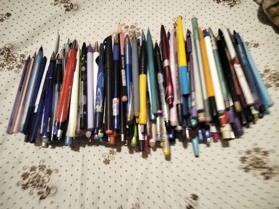 Канцелярія олівці ручки лінійка гумка обкладинка файли папір А4