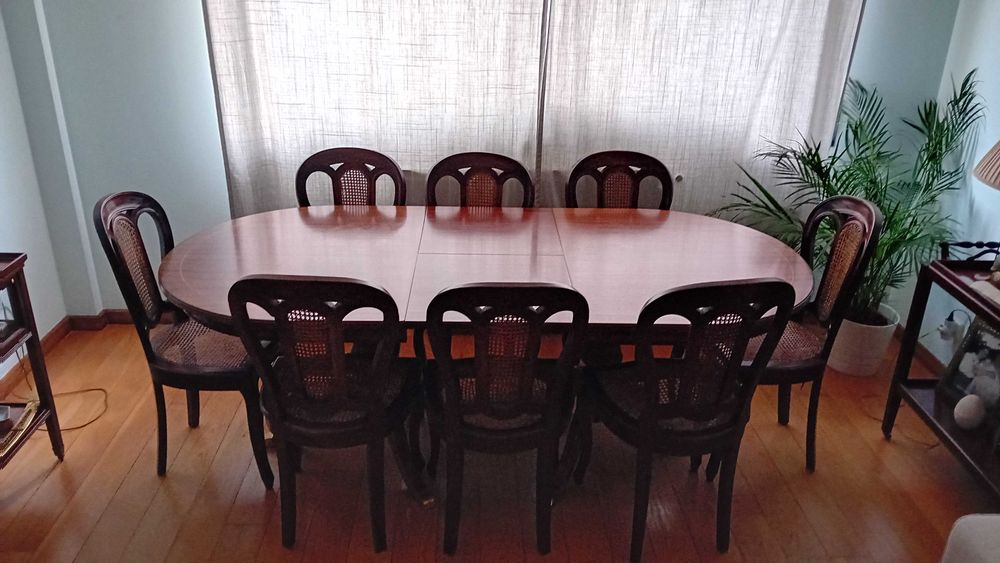 Mesa de Jantar Extensível em Madeira de Mogno com 8 Cadeiras c/ Assento em Palhinha