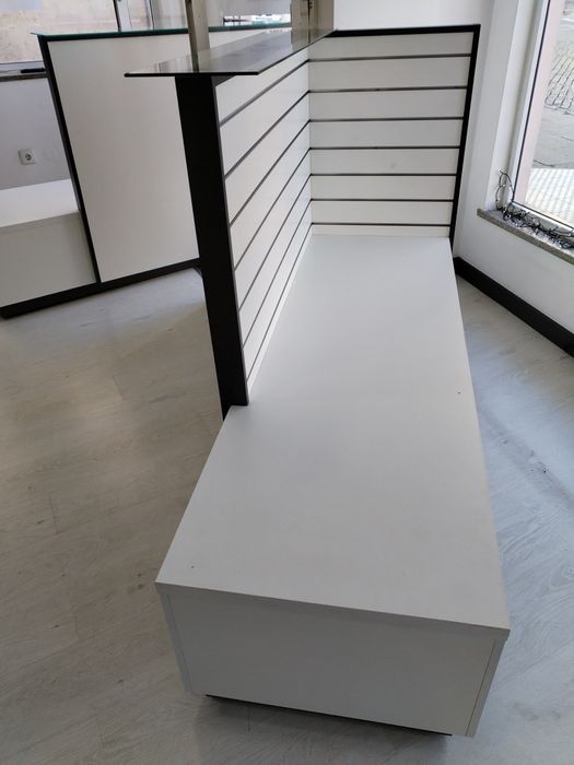 Vendo 2 Móveis  para  exposição de produtos