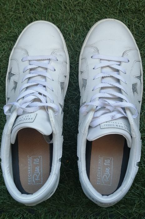 Кросівки білі, повністю шкіра.