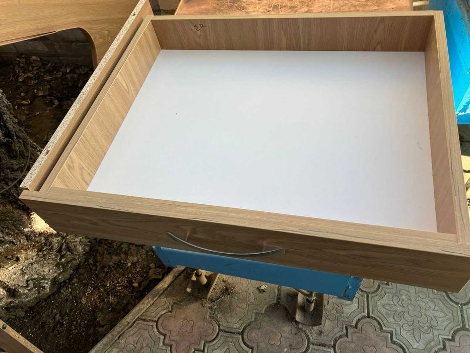 ящики с мебельной стенки и столов