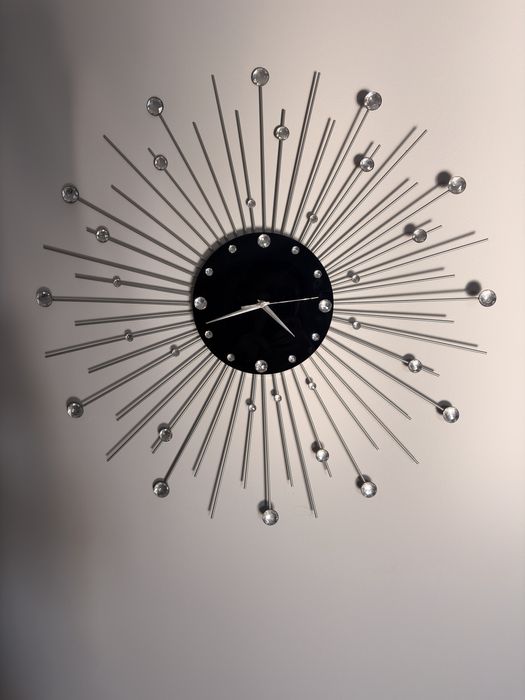 Zegar scienny z cyrkoniami . Tarcza koloru czarnego 70x70