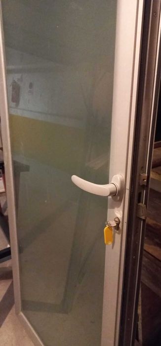 Vendo porta  em Alumínio