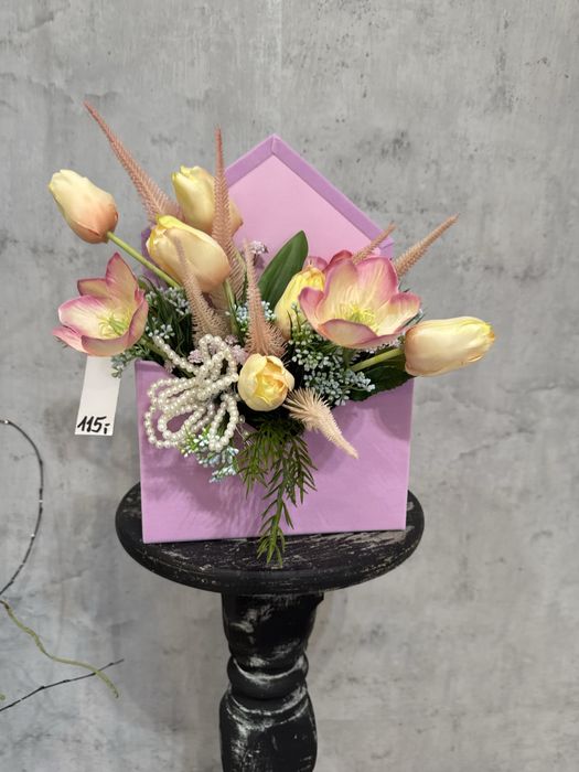 Wiosenny flowerbox w welurowej kopercie.