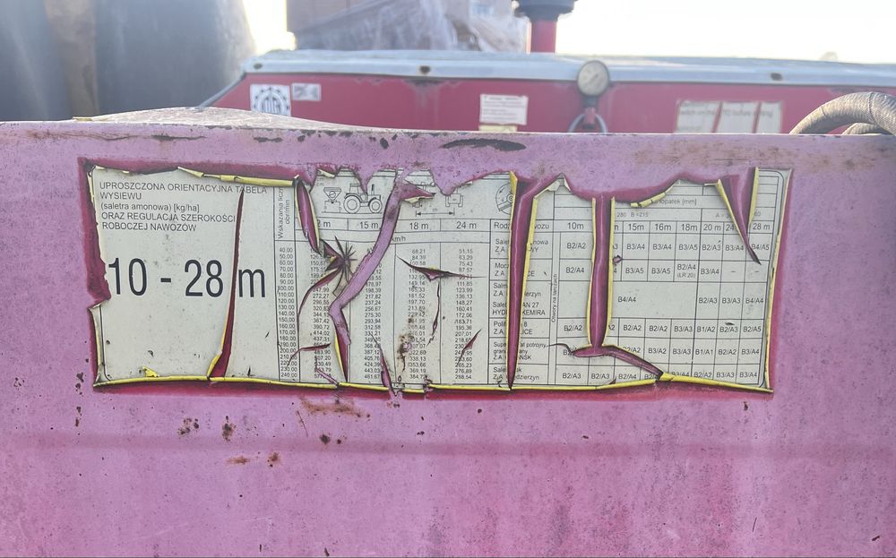 Rozsiewacz nawozu Agromet Pilmet MXL – solidny, gotowy do pracy