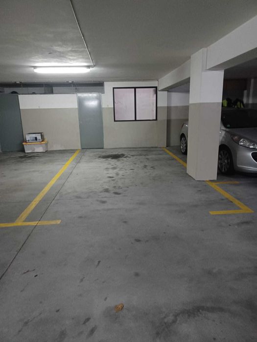 Lugar de garagem com arrumos fechados