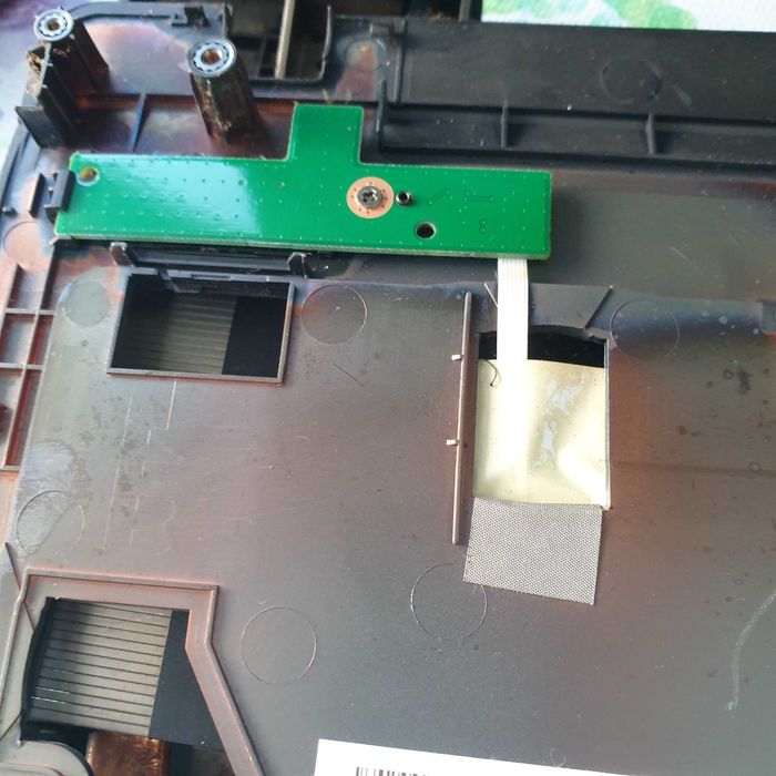 carcaça inferior asus X54H sem anomalia, restantes peças sem anomalia