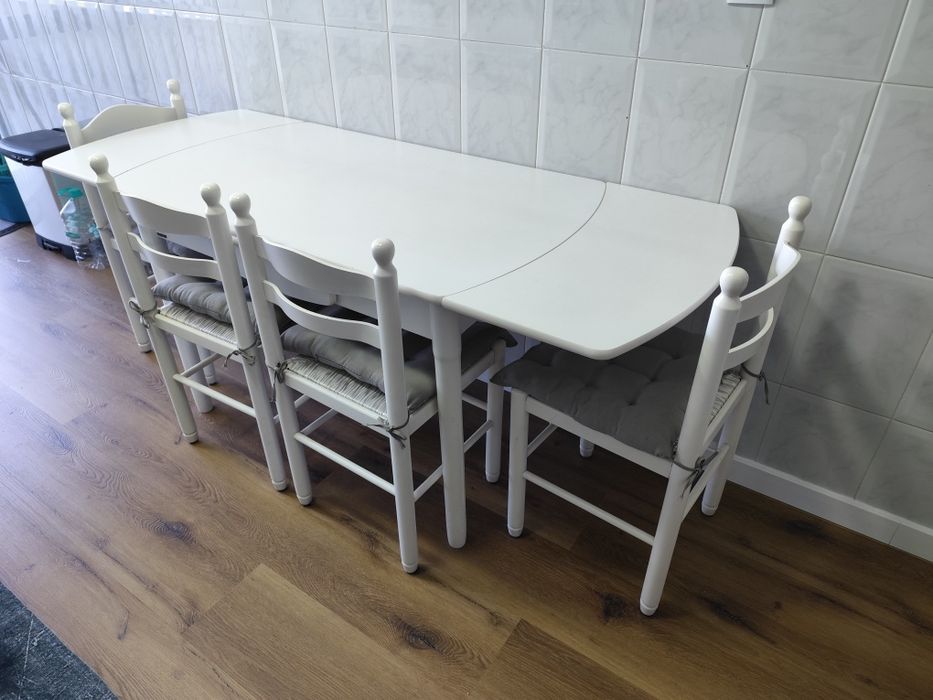 Mesa e cadeiras de cozinha