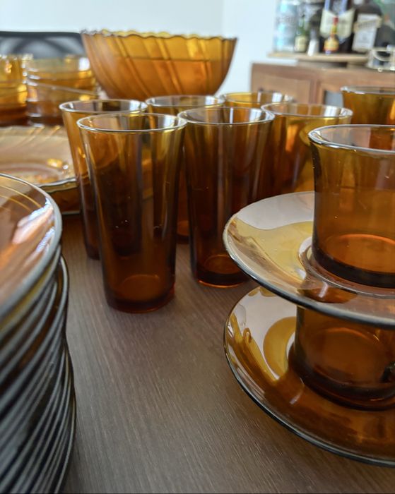 +120 peças originais em vidro âmbar, todas com marca gravada.