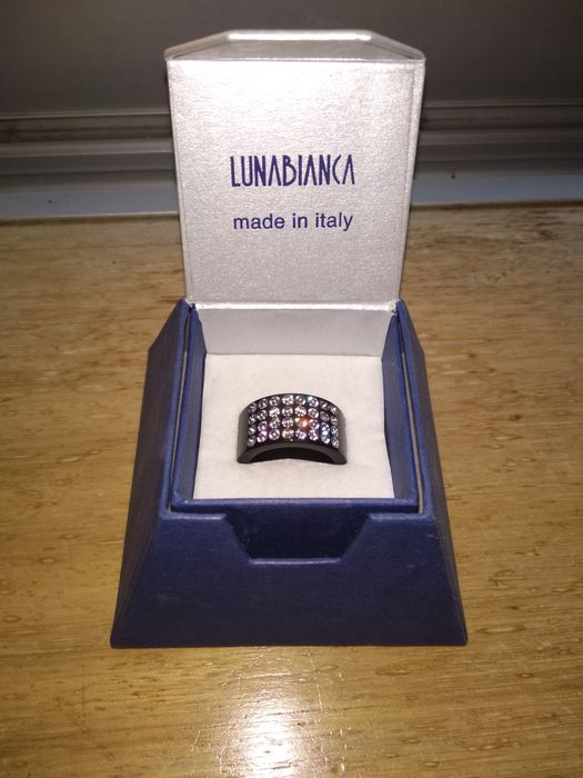 Anel preto com pedras brilhantes