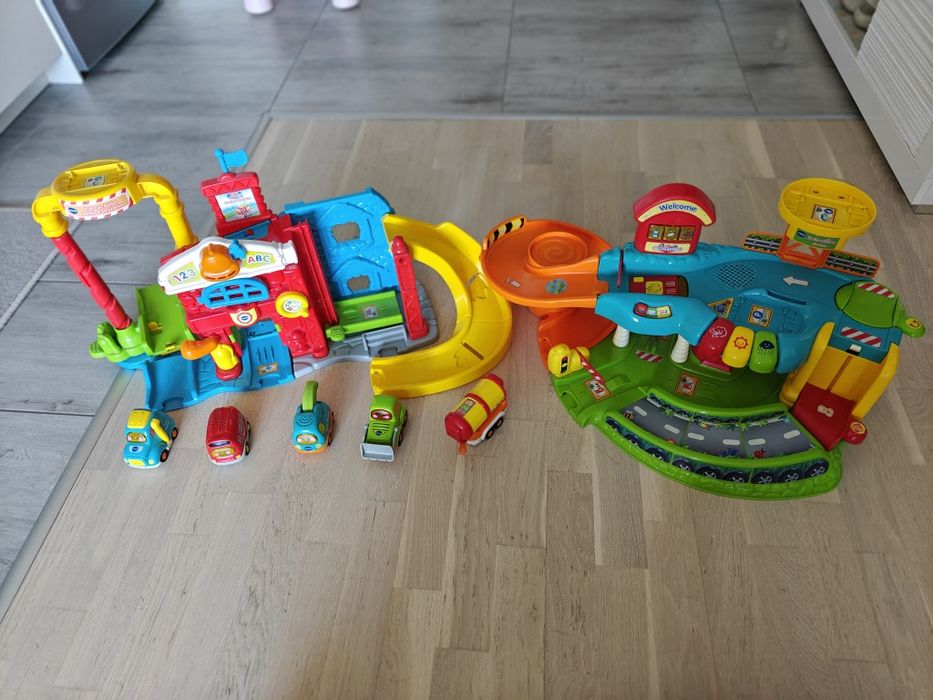 Duży zestaw zabawek marki VTech (English) Garaż, Remiza, 4 autek