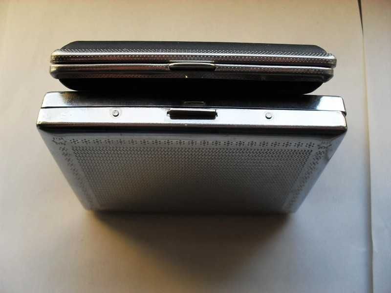 2 papierośnice jedna stara druga nowa