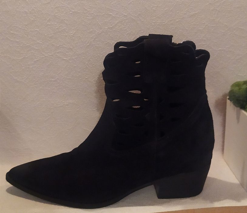 Продам козаки с перфорацией