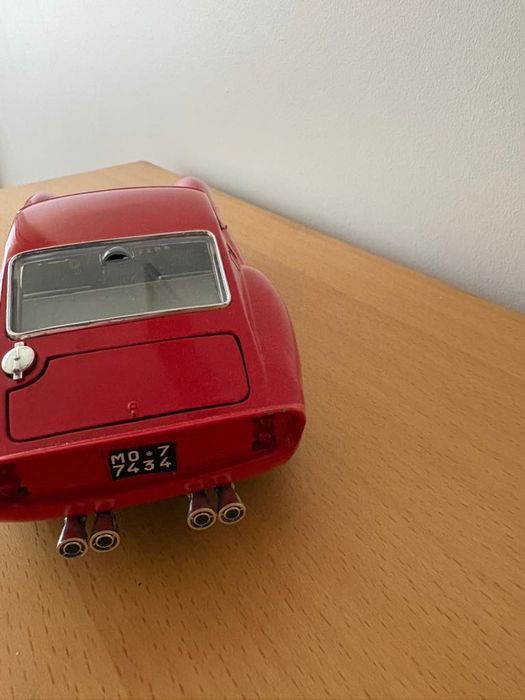Carro Ferrari GTO miniatura