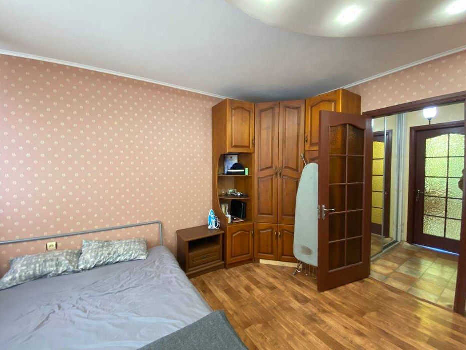 Продаётся трёхкомнатная квартира в центре, по ул. Кобылянского