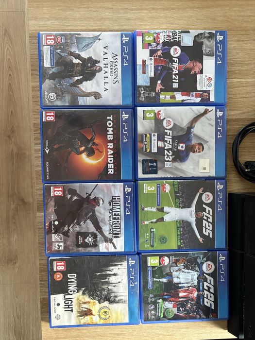 PS4 + 2 pady + 8 gier