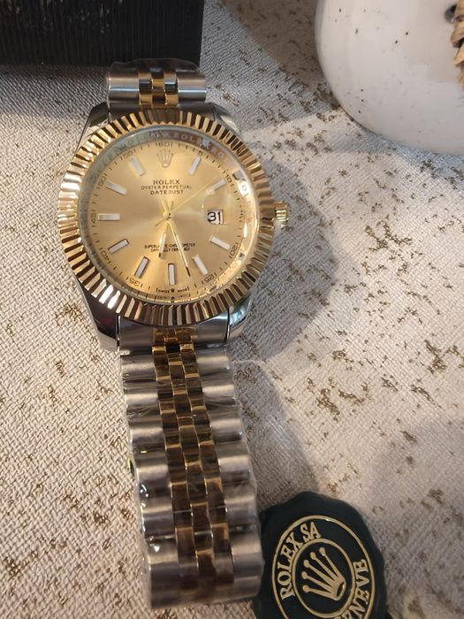 Relógio prata e dourado