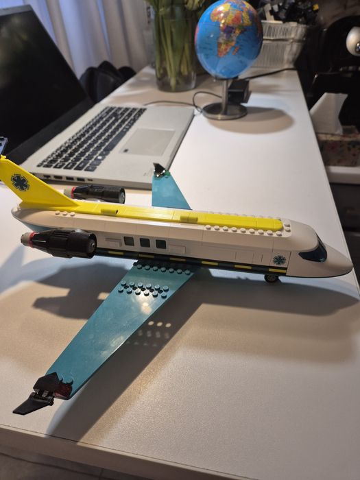 Klocki lego city samolot  60465 pogotowie ratunkowe