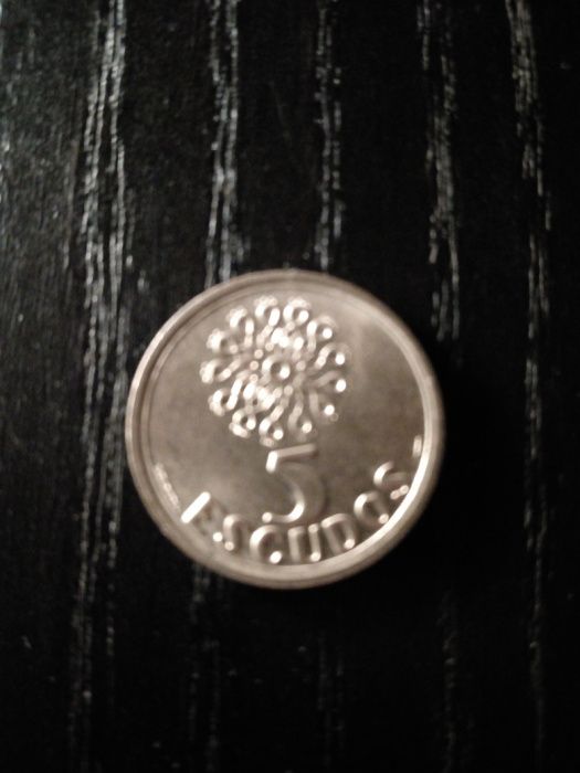 Moedas de 5 escudos de vários anos