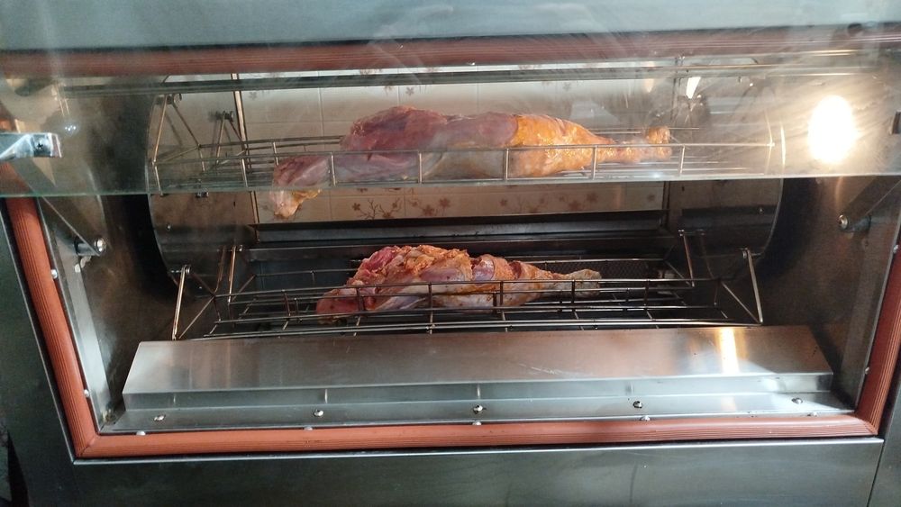 Churrasqueira rotativa para assar 24 frangos.