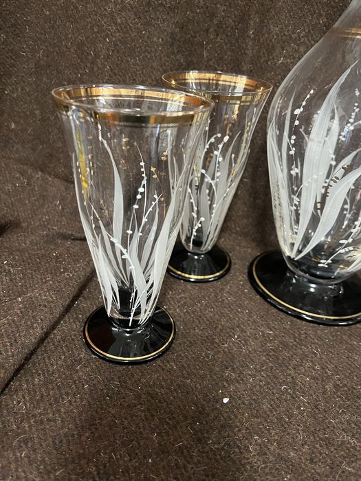 Jarra antiga com copos