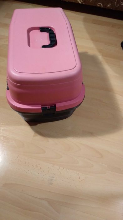 Używany plastikowy transporter dla zwierząt.